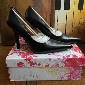Women’s black pointed toe pump